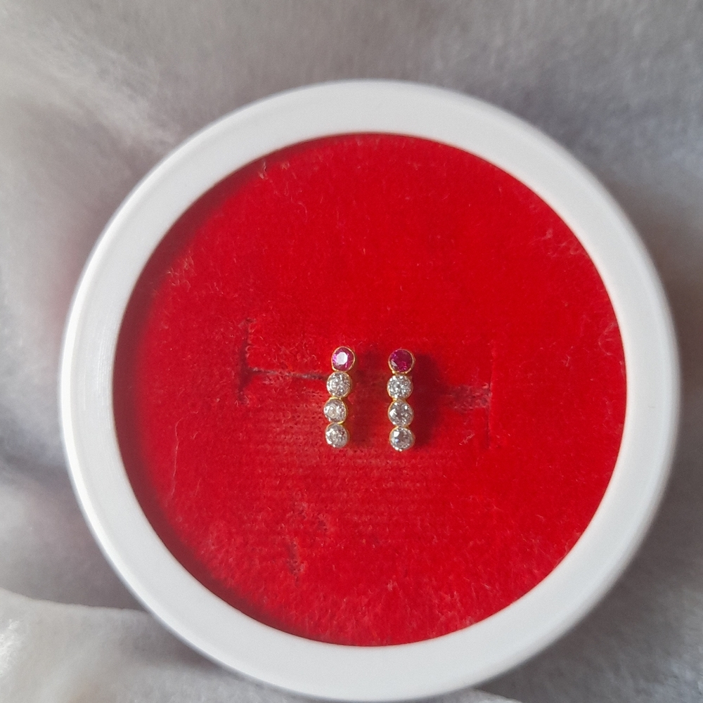 Beautiful new 😍 shaining stone studs - Picture 3 of 6